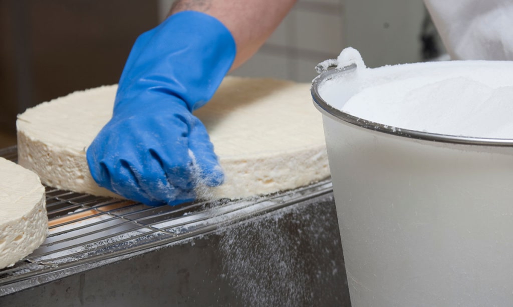 Fabrication fromage Renard Gillard - Salage et pulvérisation